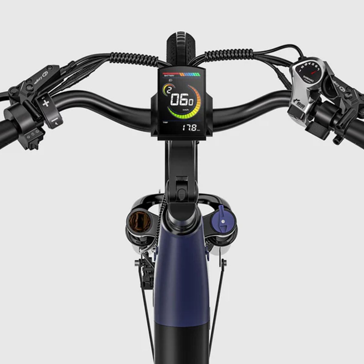 Manubrio della bicicletta con display, comandi e cavi. Indicatore di velocità e informazioni sulla batteria.