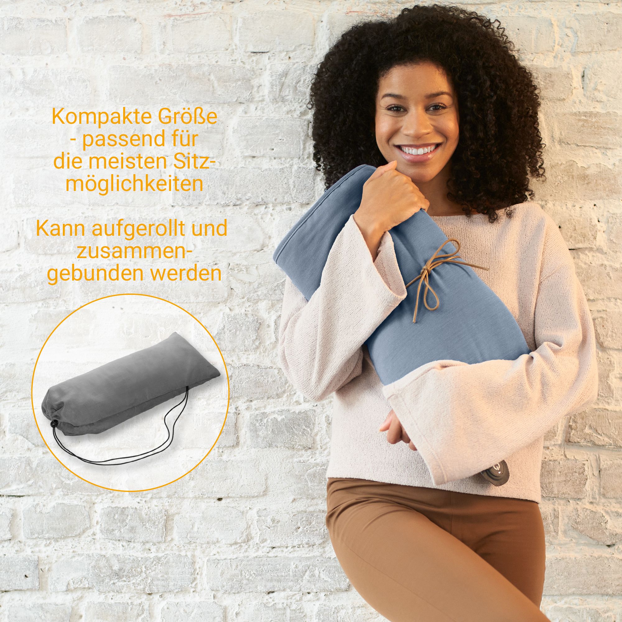 Donna che tiene una coperta riscaldante blu arrotolata con laccio.