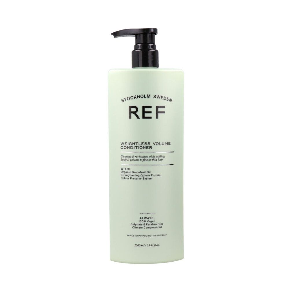 Flacone verde con dosatore nero. Scritta: REF, Weightless Volume Conditioner. Testo: 100% Vegan, Senza solfati e parabeni.