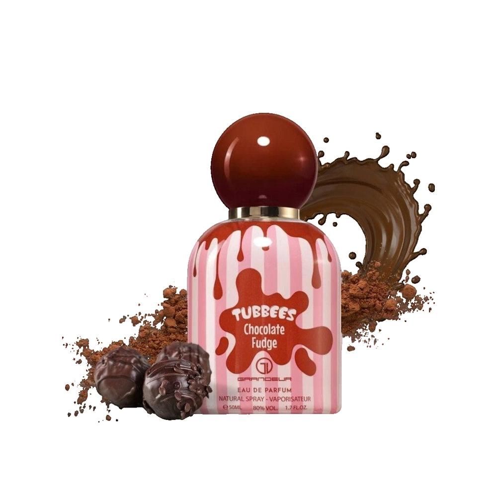 Flacone di profumo a strisce rosa con stampa Fudge al cioccolato. Tappo marrone. Schizzi di cioccolato e cioccolatini sullo sfondo.