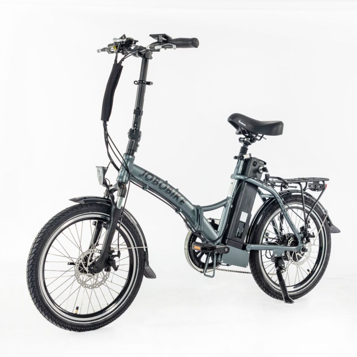 E-bike grigia JOBOBIKE SAM con sella nera, parafanghi e portapacchi. Batteria sul telaio.