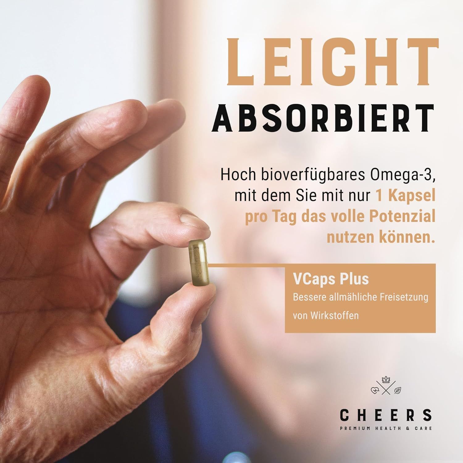 Mano che tiene una capsula. Testo: Facilmente assorbito. Omega-3 altamente biodisponibile, con 1 capsula al giorno. VCaps Plus.