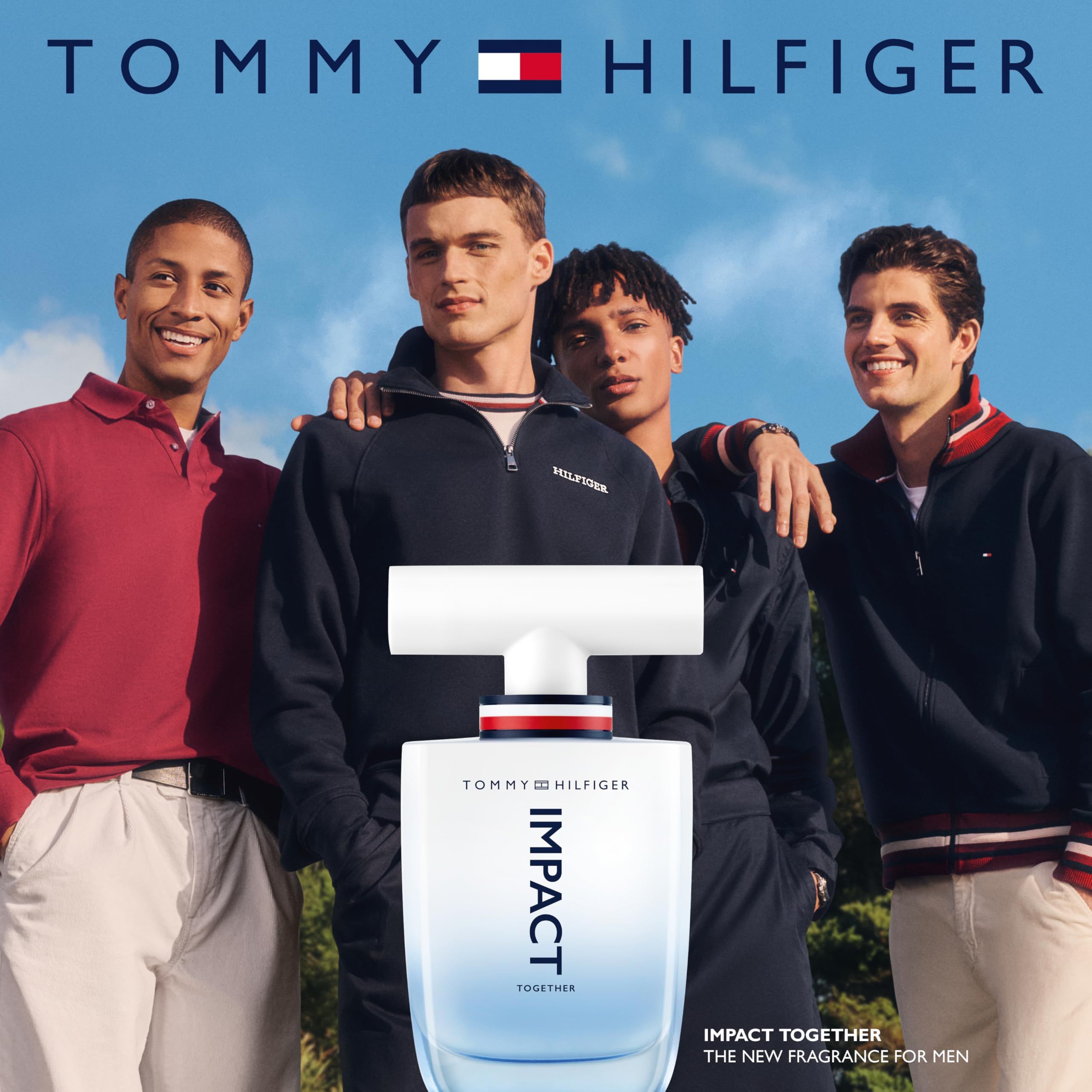 Flacone Tommy Hilfiger Impact Together davanti a quattro uomini. Scritta IMPACT TOGETHER. Sfondo: cielo blu.