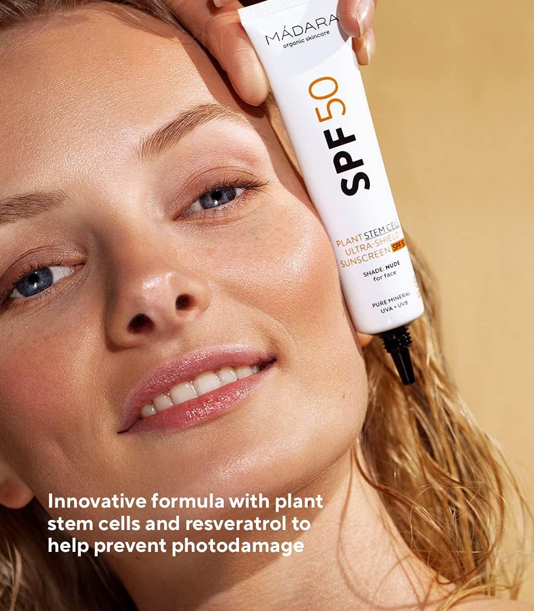 Donna con tubo di crema solare. Testo: Formula innovativa con cellule staminali vegetali e resveratrolo per prevenire i danni.