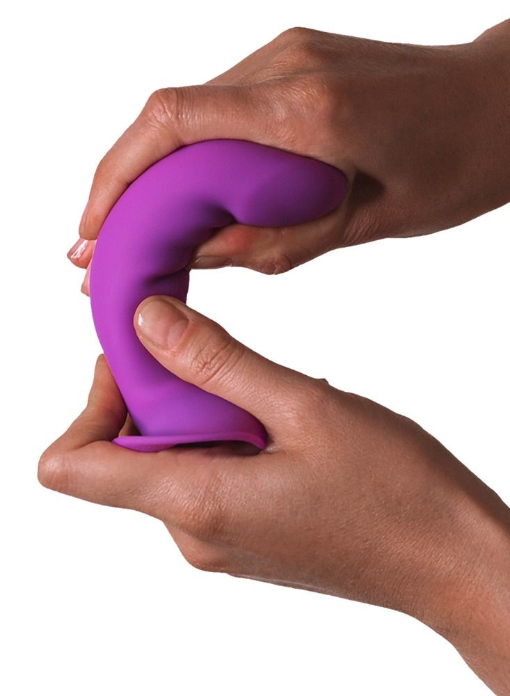 Mani che tengono un dildo viola curvo. Il prodotto è flessibile.