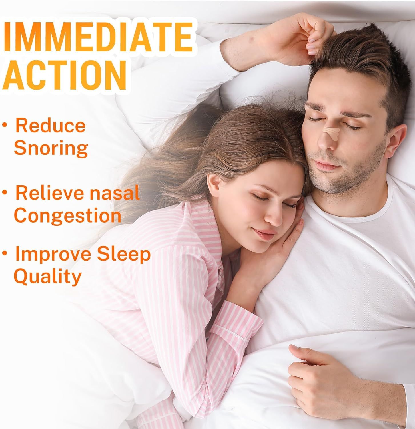 Uomo e donna dormono a letto. L'uomo indossa un cerotto nasale. Testo: Riduce il russare, allevia la congestione nasale, migliora la qualità del sonno.