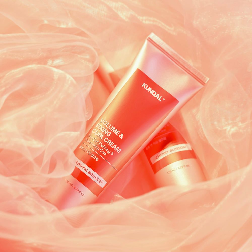 Crema KUNDAL Volume & Fixing Curl, Wedding Bouquet, avvolta in tessuto delicato.