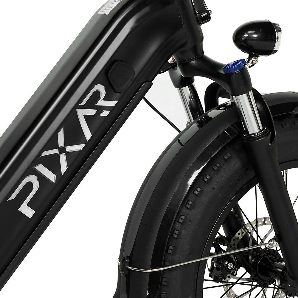 Primo piano della e-bike. Marchio PIXAR. Faro, parafango e telaio con logo.