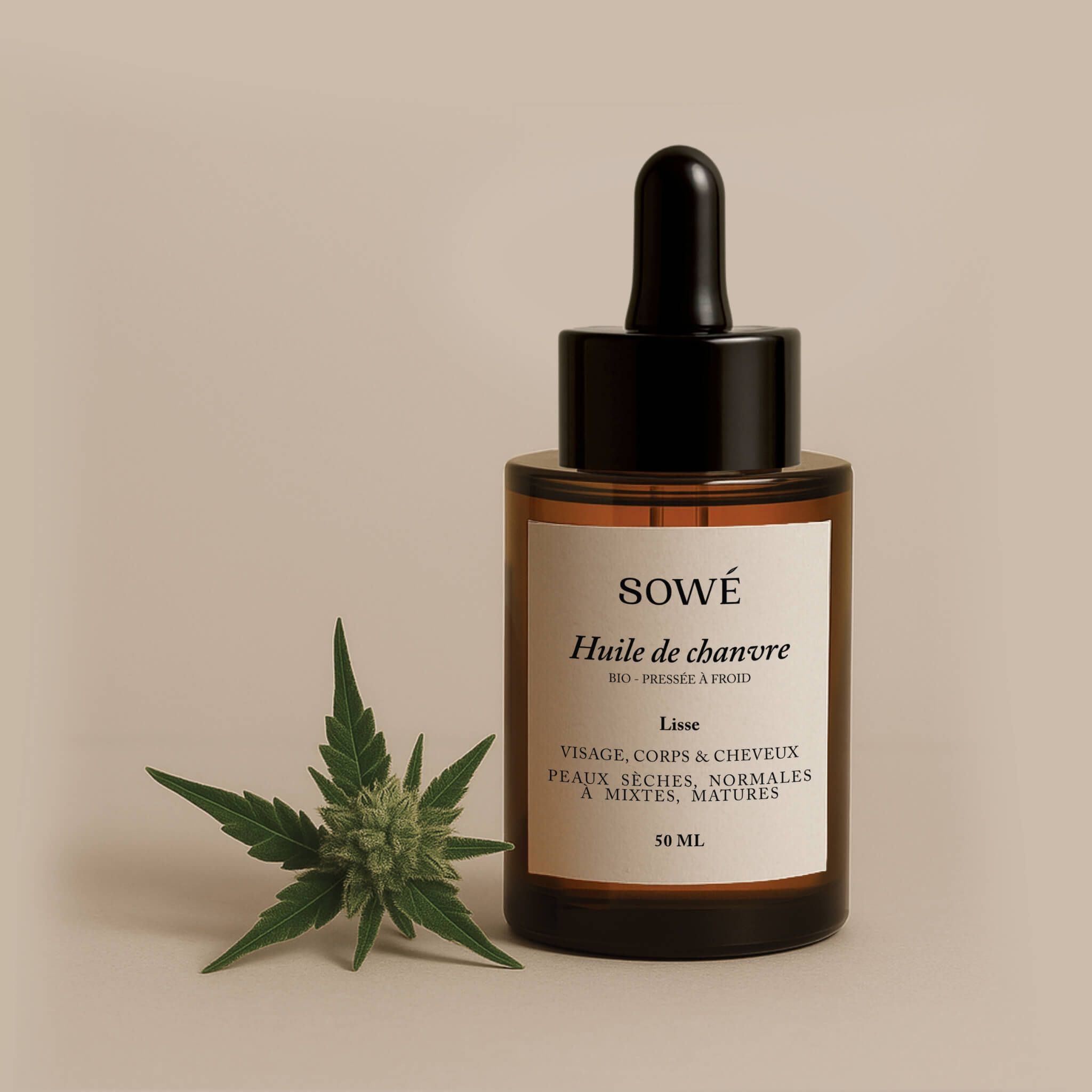Flacone di vetro marrone con pipetta e foglia di canapa. Etichetta con testo: SOWÉ, Huile de chanvre, Lisse, 50 ml.