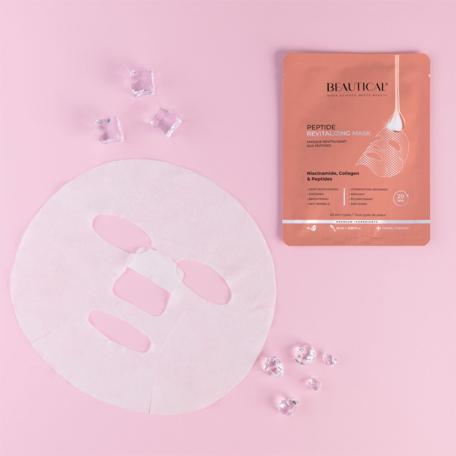 Maschera rivitalizzante ai peptidi Beautical. Maschera e confezione su sfondo rosa. Cubetti di ghiaccio. Contiene: Niacinamide, collagene e peptidi.