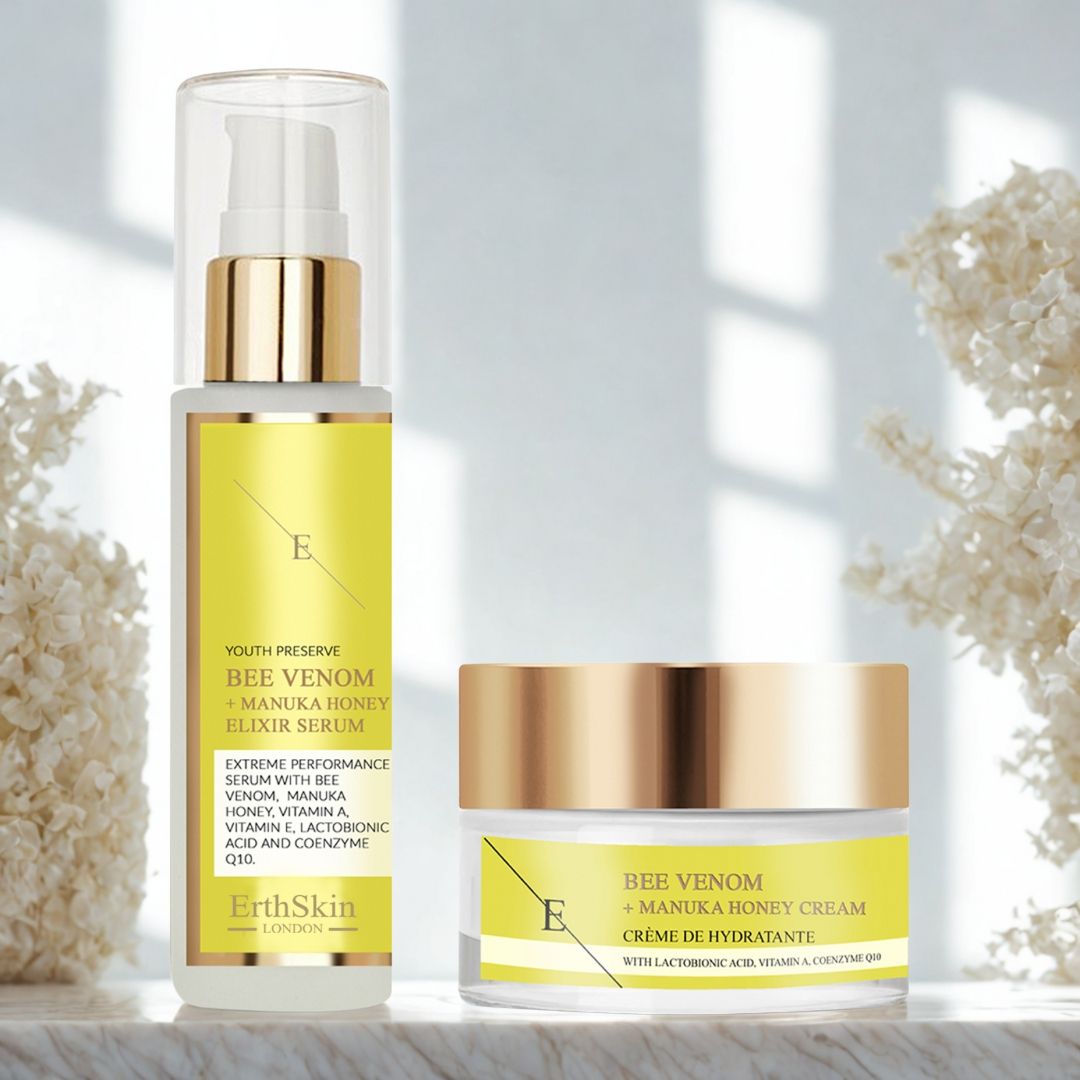 Due prodotti cosmetici: flacone di siero con pompa e vasetto di crema. Etichette gialle e coperchi dorati. Logo ErthSkin. Sfondo: fiori bianchi.