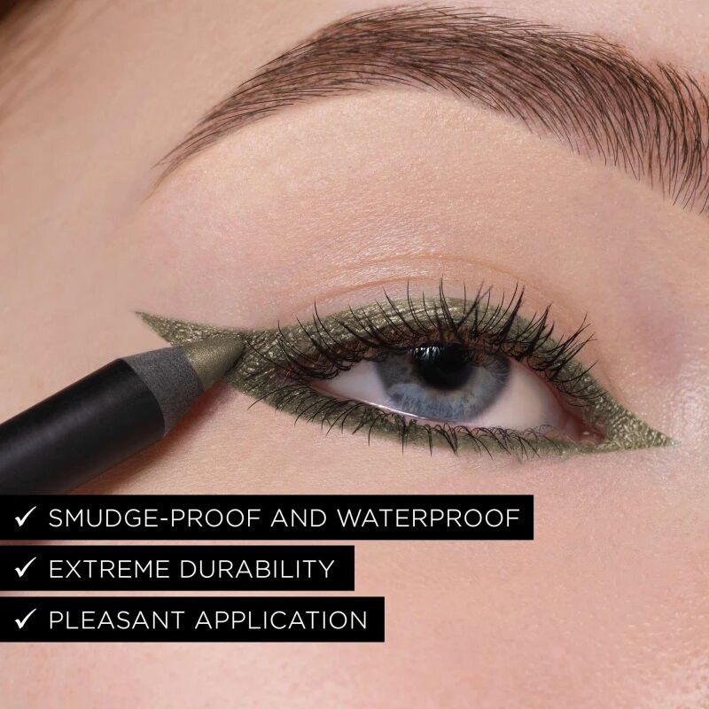 Una mano applica eyeliner verde oliva sulla palpebra, con testo sulle caratteristiche.