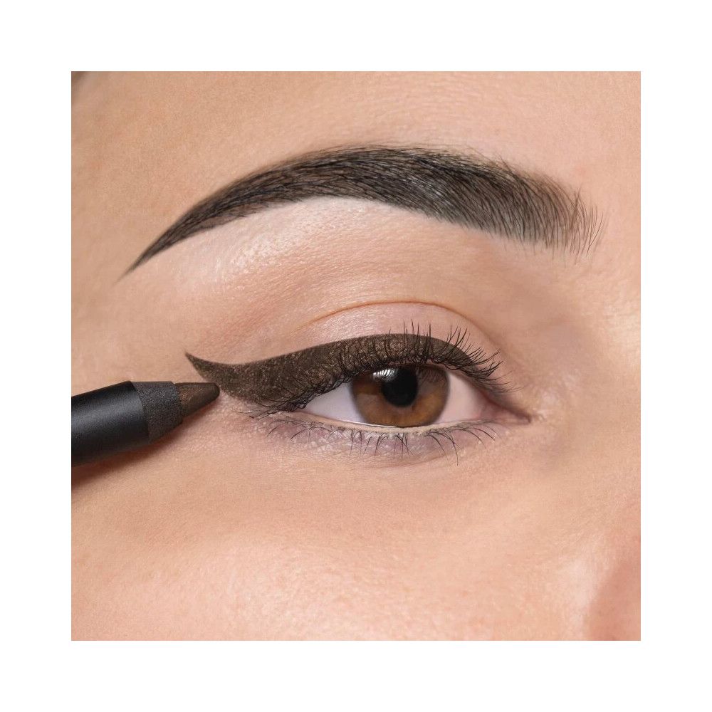 Occhio con eyeliner marrone. Applicazione di eyeliner. Pelle e sopracciglia visibili.