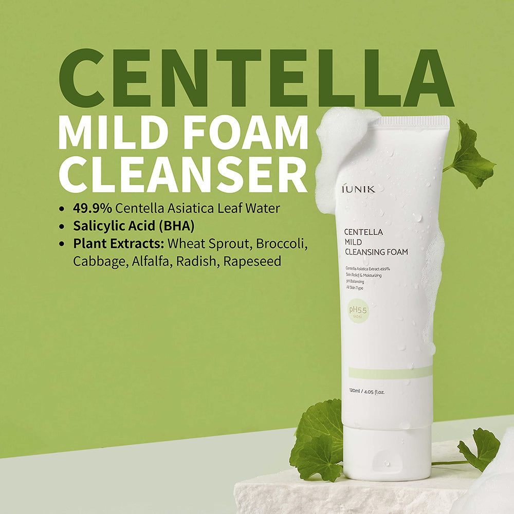 Tubo bianco con schiuma. Testo: Centella Mild Foam Cleanser, IUNIK, pH 5.5. Su sfondo verde.