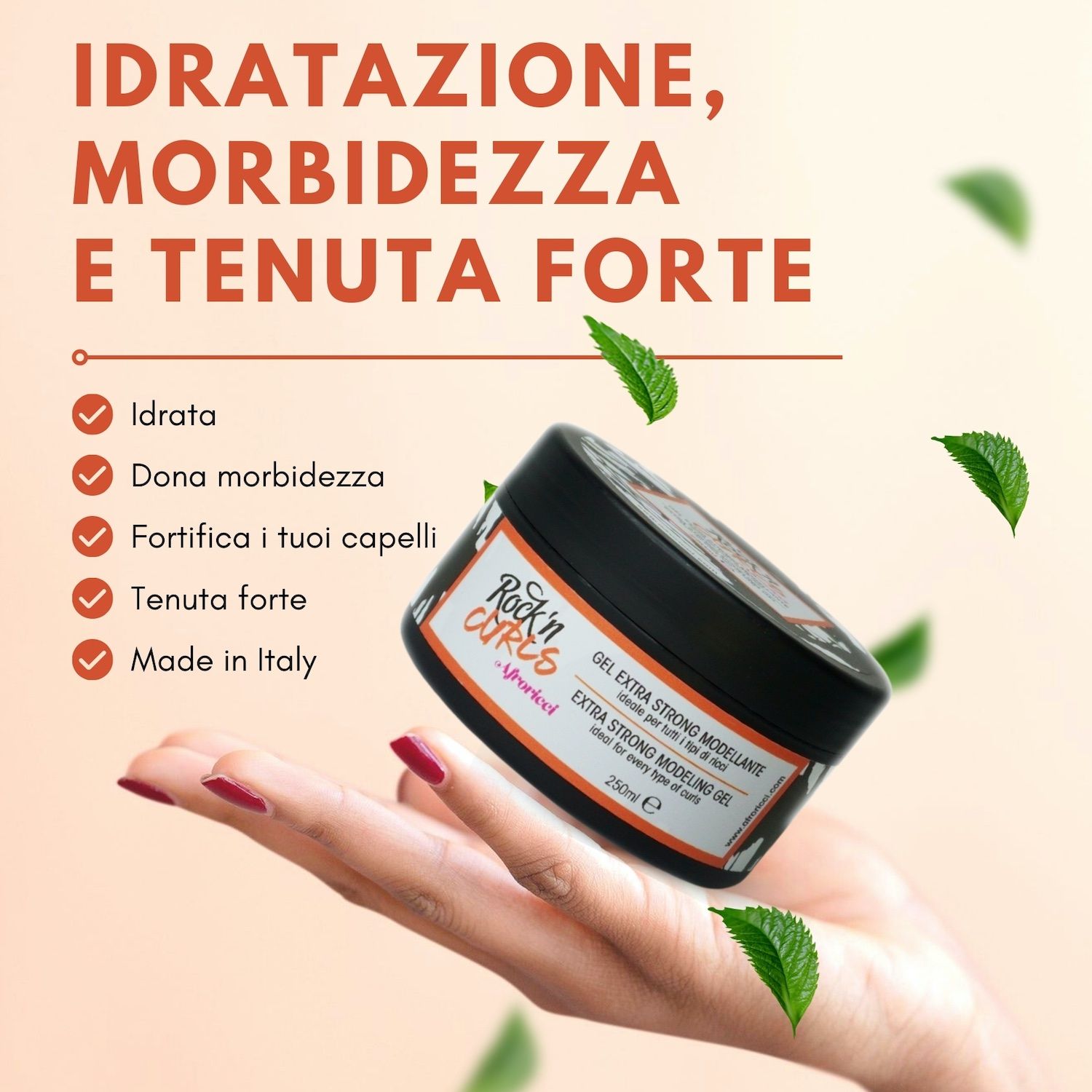 Mano che tiene un barattolo. Scritta: Rock'n Curls, Gel Extra Strong Modellante, ideale per tutti i tipi di ricci. 250ml. Testo: Idratazione, morbidezza, tenuta forte.