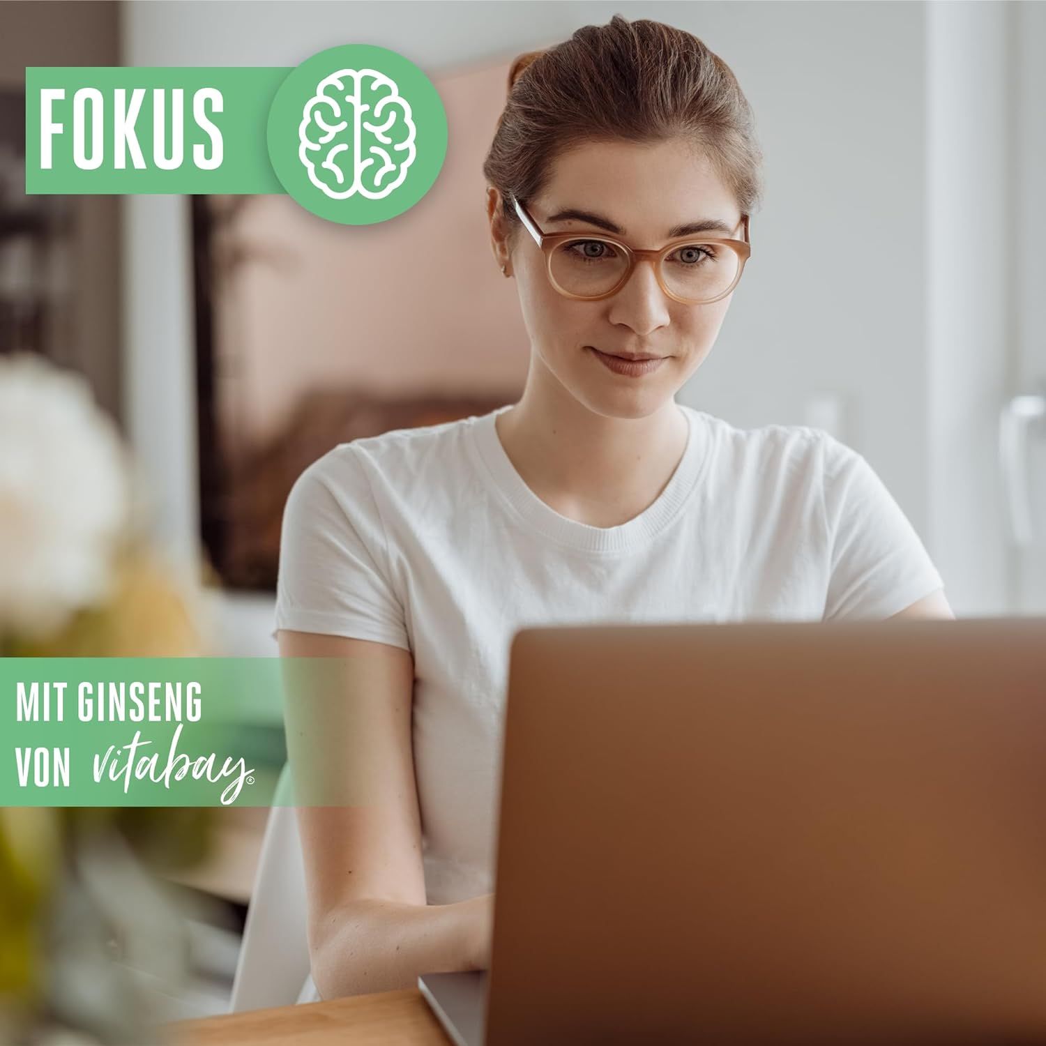Donna concentrata al lavoro con Vitabay Roter Panax Ginseng Extrakt.