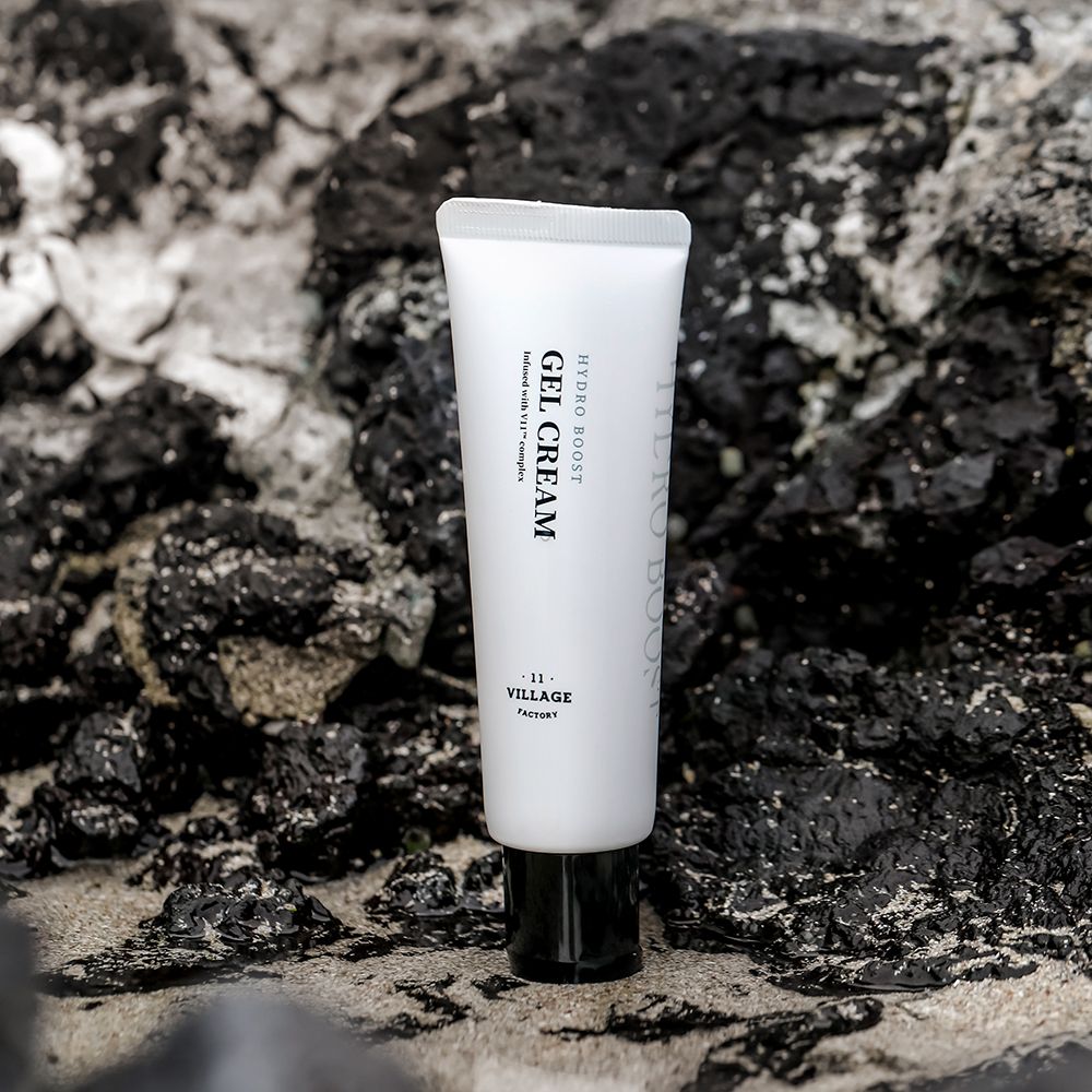 Tubo bianco con tappo nero. Scritta: Hydro Boost Gel Cream. Posizionato su rocce.