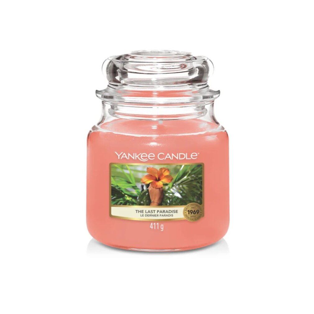 Yankee Candle Medium The Last Paradise. Candela rosa in vaso con coperchio. Etichetta con fiore e palme. 411g.