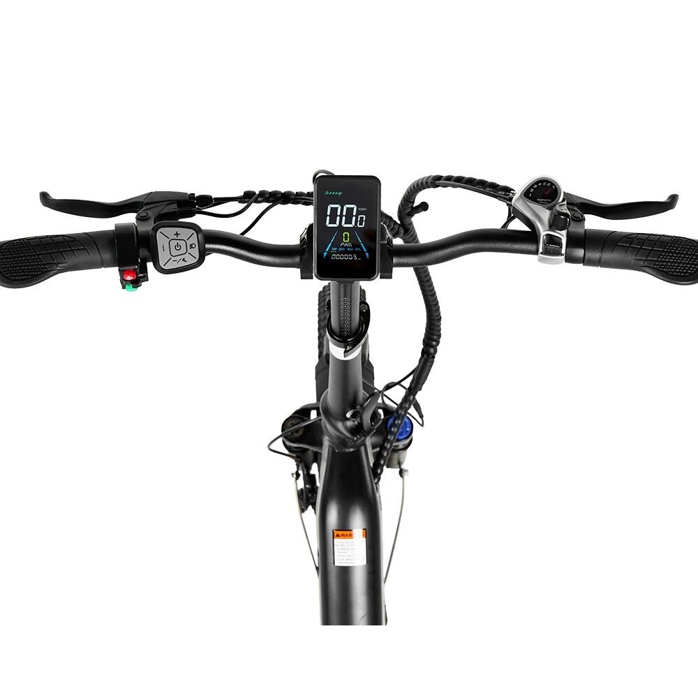 Manubrio della bici con display. Manopole, freni e comandi neri. Display digitale con informazioni. Cavi e accessori.