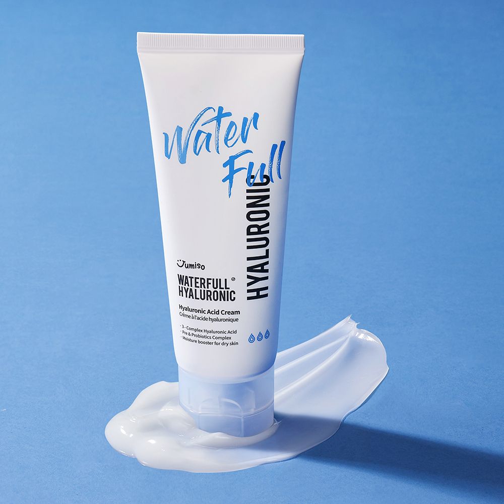 Tubo bianco con scritta blu: Water Full Hyaluronic. Macchia di crema accanto. Logo JUMISO.