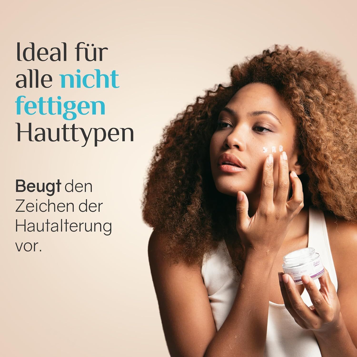 Donna che applica la crema. Vasetto di crema con coperchio. Testo: Ideale per tutti i tipi di pelle non grassa.