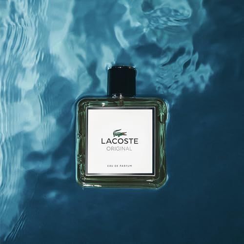 Flacone nell'acqua. Flacone quadrato con tappo nero. Etichetta bianca con logo e scritta 'LACOSTE ORIGINAL'.