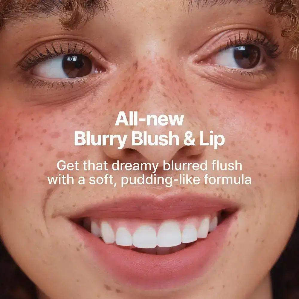 Viso con fard su guance e labbra. Testo: All-new Blurry Blush & Lip.