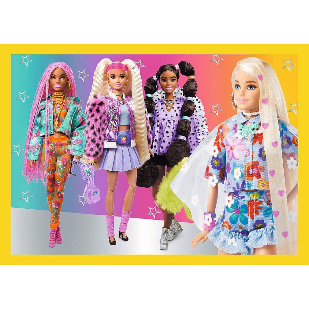 Quattro bambole Barbie su sfondo giallo. Ogni bambola indossa un abito diverso. Stelle e cuori come decorazione.