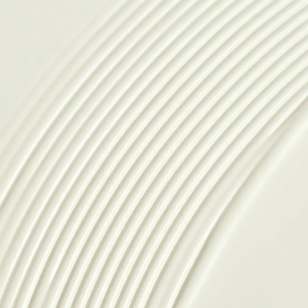 Primo piano di sostanza cremosa con superficie a coste. Linee ondulate.