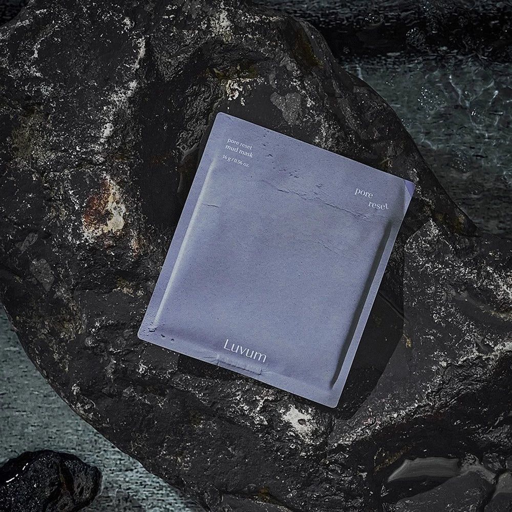 Confezione maschera viso su pietra scura. Testo: Pore Reset Mud Mask, LUVUM.