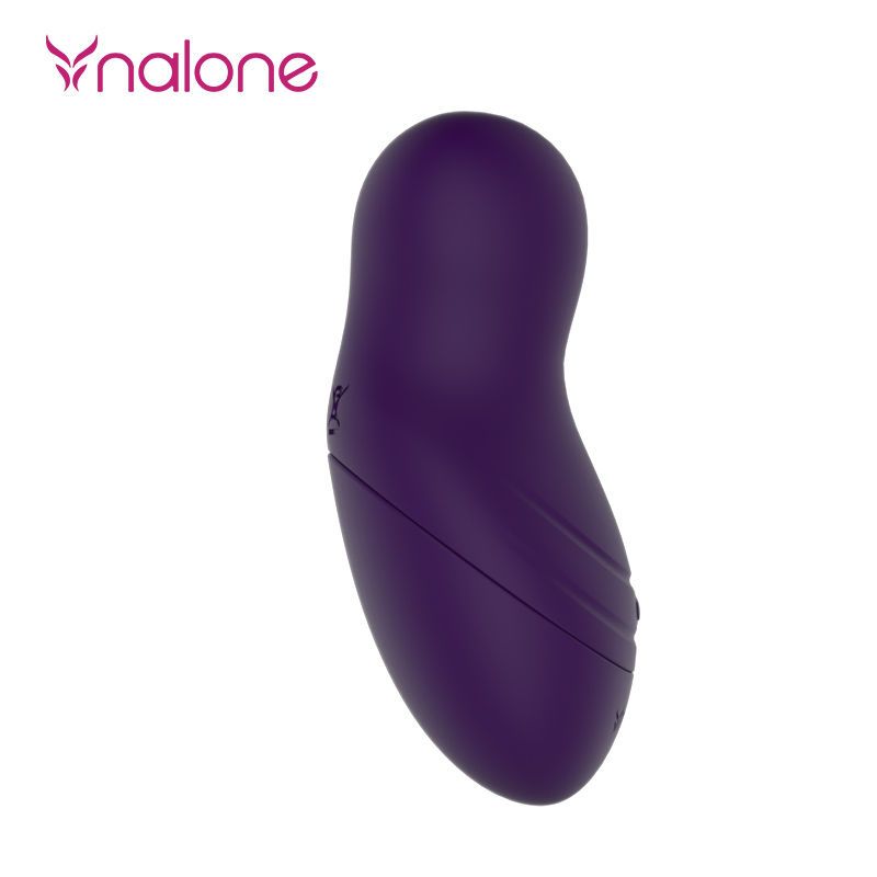 Stimolatore viola dalla forma curva con scanalature. È visibile un pulsante di accensione.