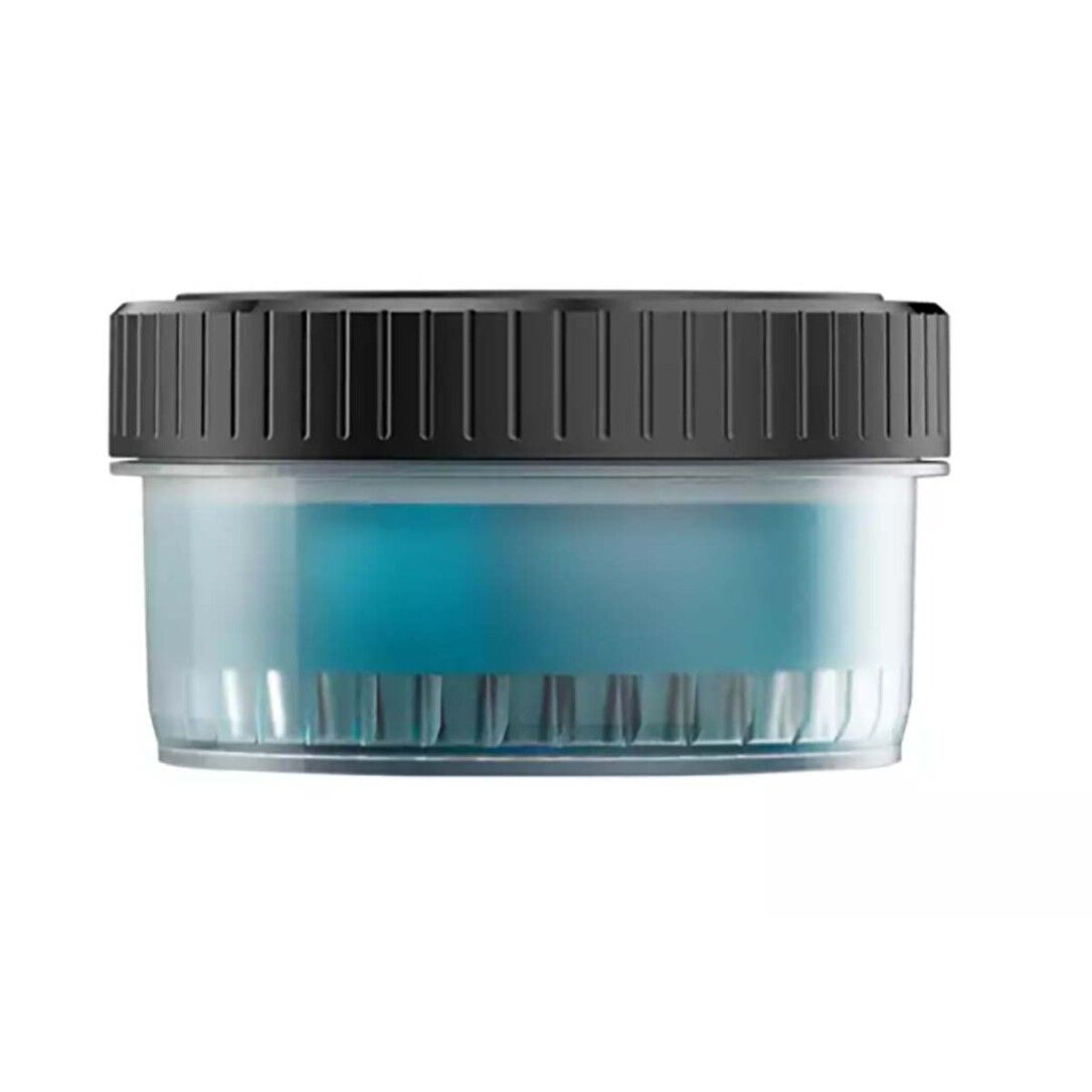 Un contenitore rotondo con coperchio nero. Il contenitore è trasparente e contiene liquido blu.