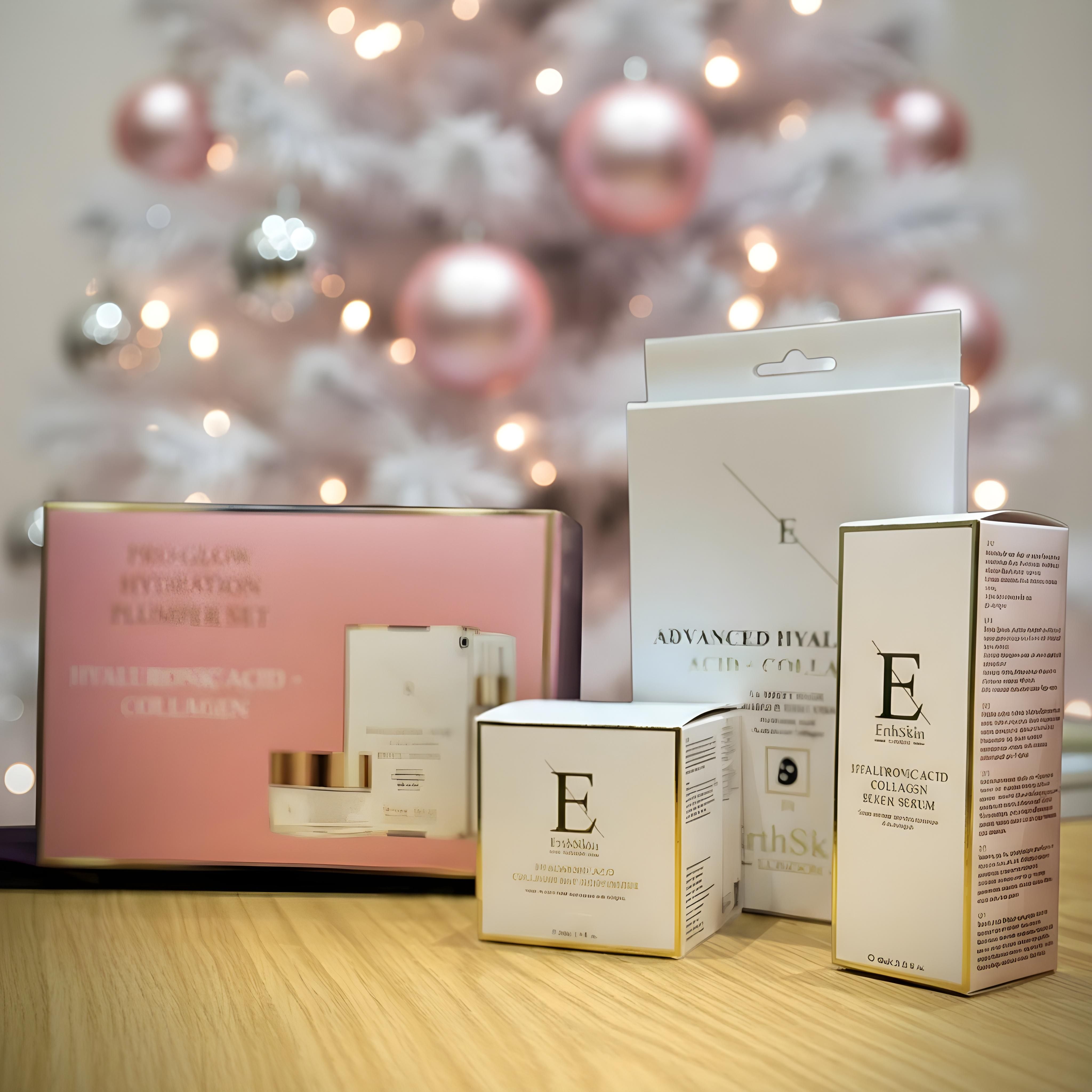 Set ErthSkin London PRO GLOW HYDRATION PLUMPER e altri prodotti davanti a un albero di Natale.
