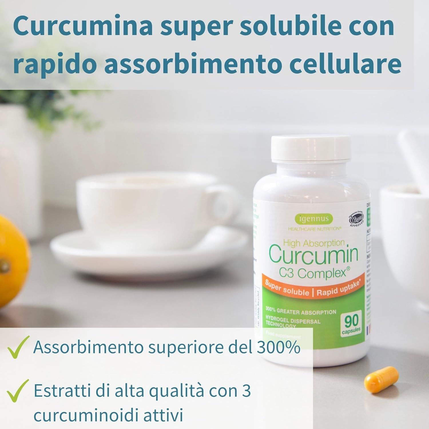 Flacone bianco "Igennus Curcumin C3 Complex" accanto a tazza e limone. 90 capsule.