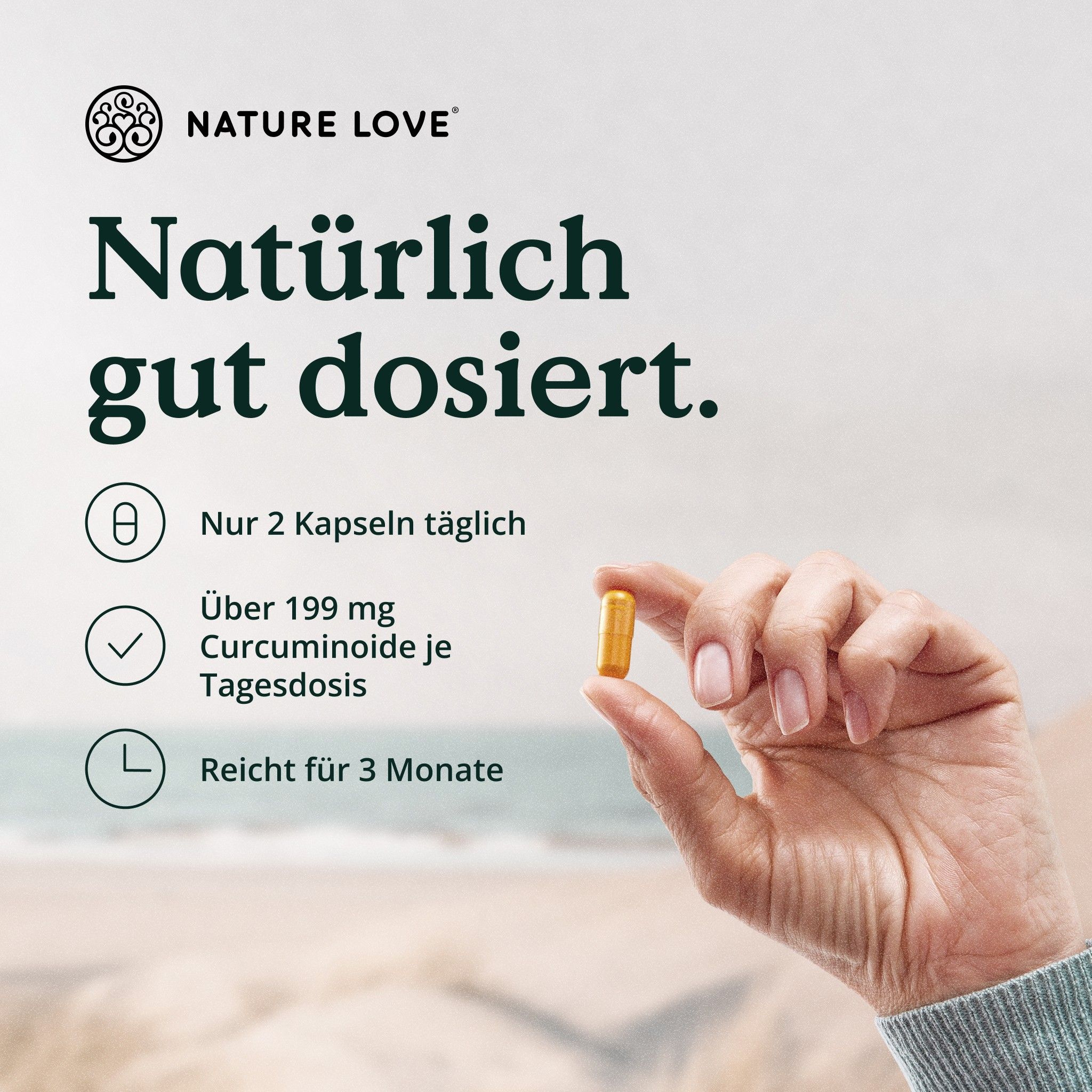 Mano che tiene una capsula gialla. Testo: Solo 2 capsule al giorno, Oltre 199 mg di curcuminoidi per dose giornaliera, Dura 3 mesi.