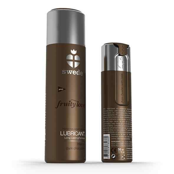 Due flaconi. Un flacone marrone con tappo argentato. Scritta: swede, fruity love, LUBRICANT. Un piccolo flacone.