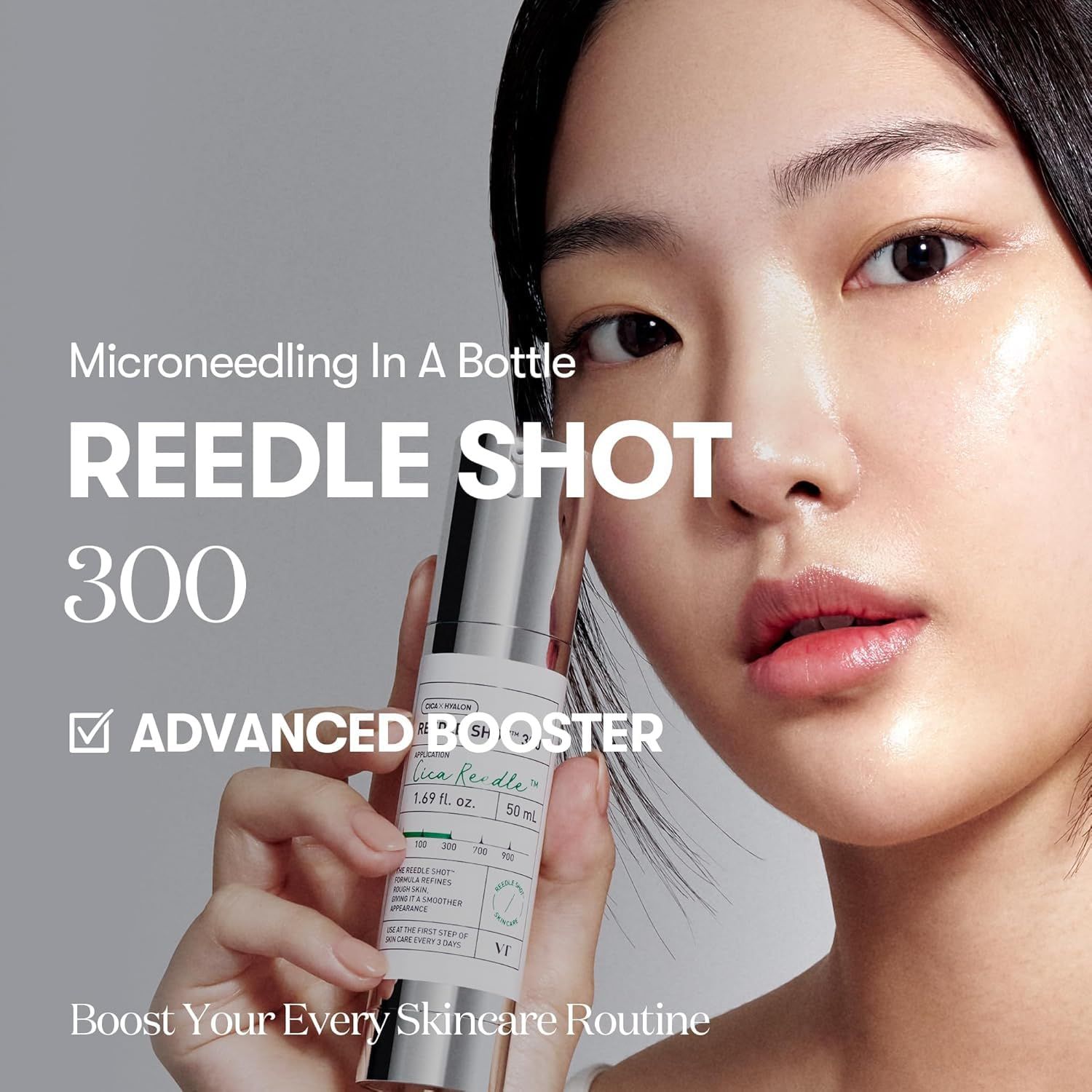 Donna tiene VT COSMETICS 300 Reedle Shot. Flacone argento con etichetta bianca. Testo: REEDLE SHOT 300, ADVANCED BOOSTER.