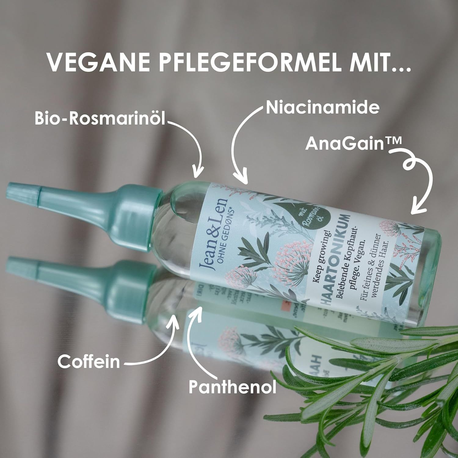 Flacone di tonico per capelli con rametto di rosmarino. Testo: Formula vegana con... Olio di rosmarino bio, Niacinamide, AnaGain™, Caffeina, Pantenolo.
