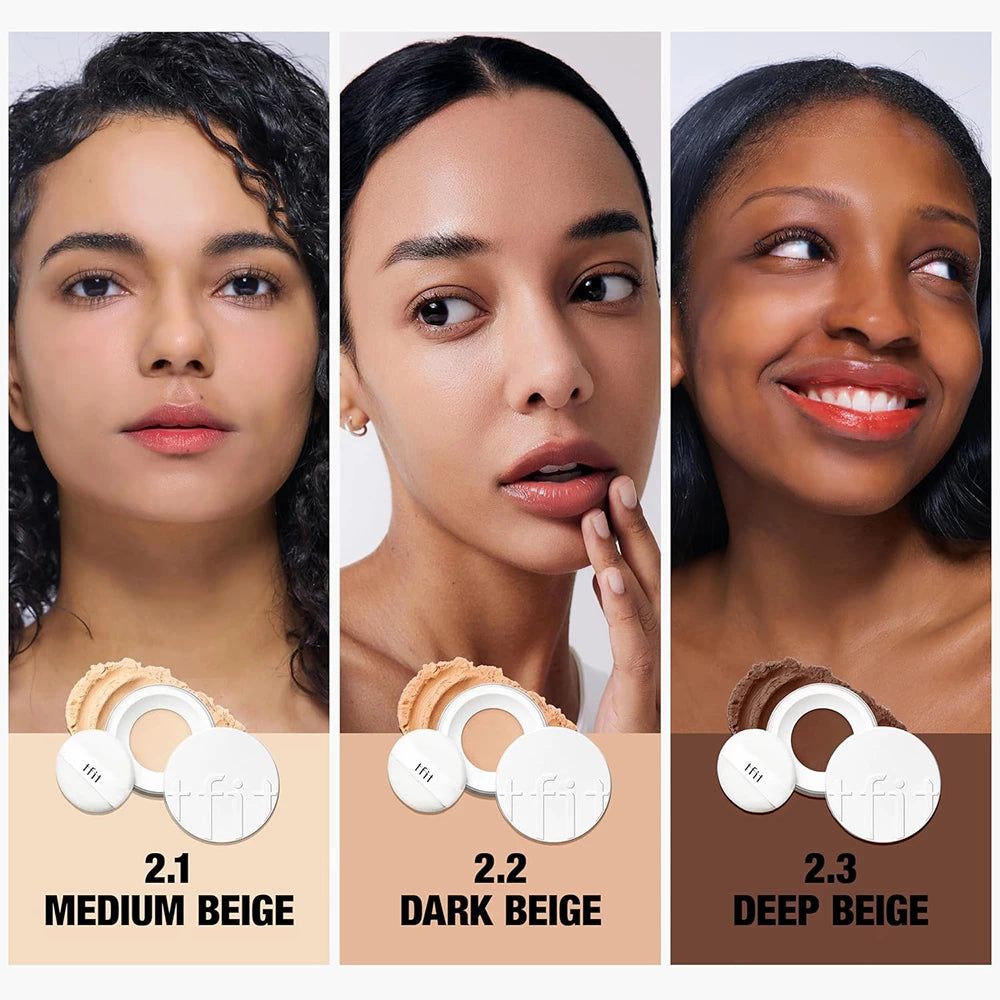 Tre donne con diverse tonalità di pelle. Accanto, polvere nelle tonalità 2.1 Beige medio, 2.2 Beige scuro e 2.3 Beige profondo. Confezione di polvere.