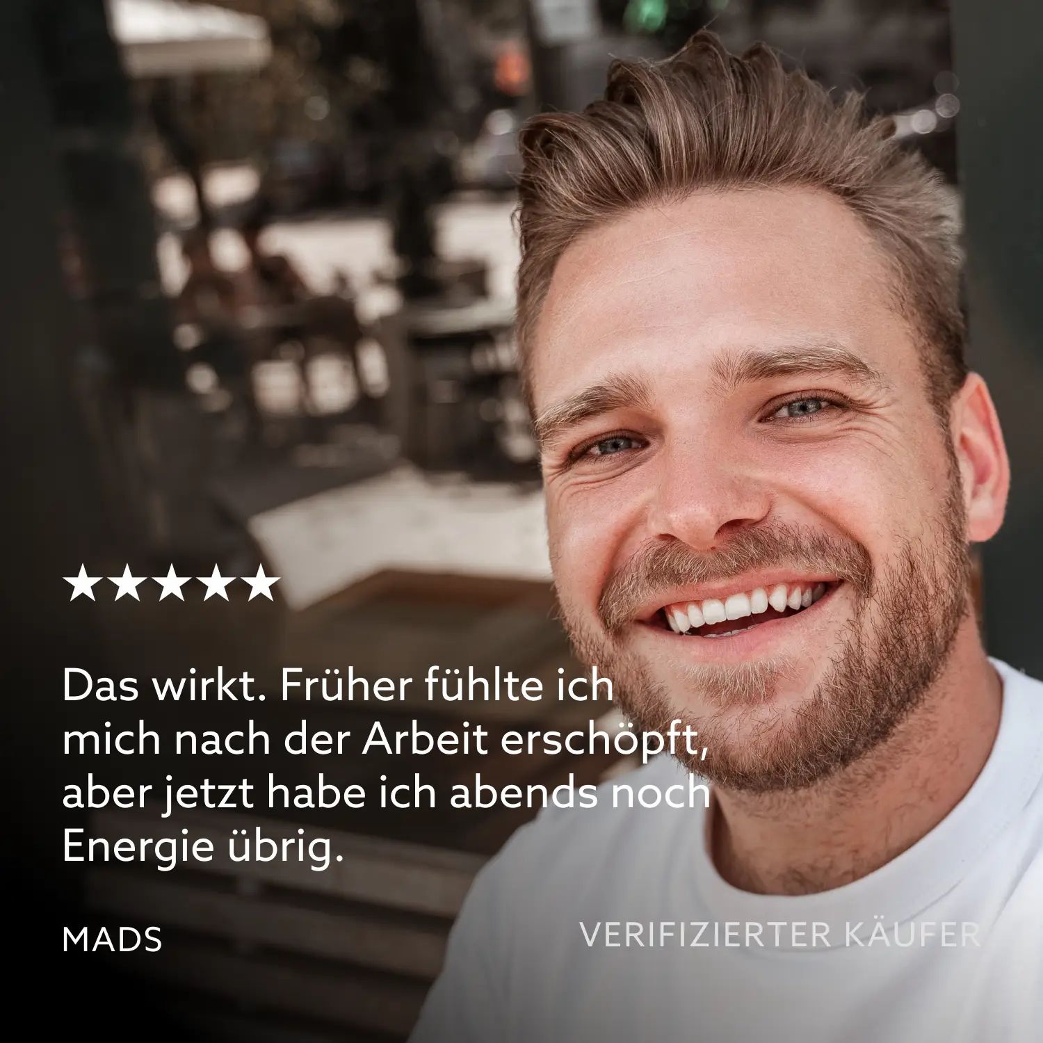 Ritratto di un uomo sorridente. Testo: 5 stelle. Citazione: Ho ancora energia la sera. Acquirente verificato: MADS.