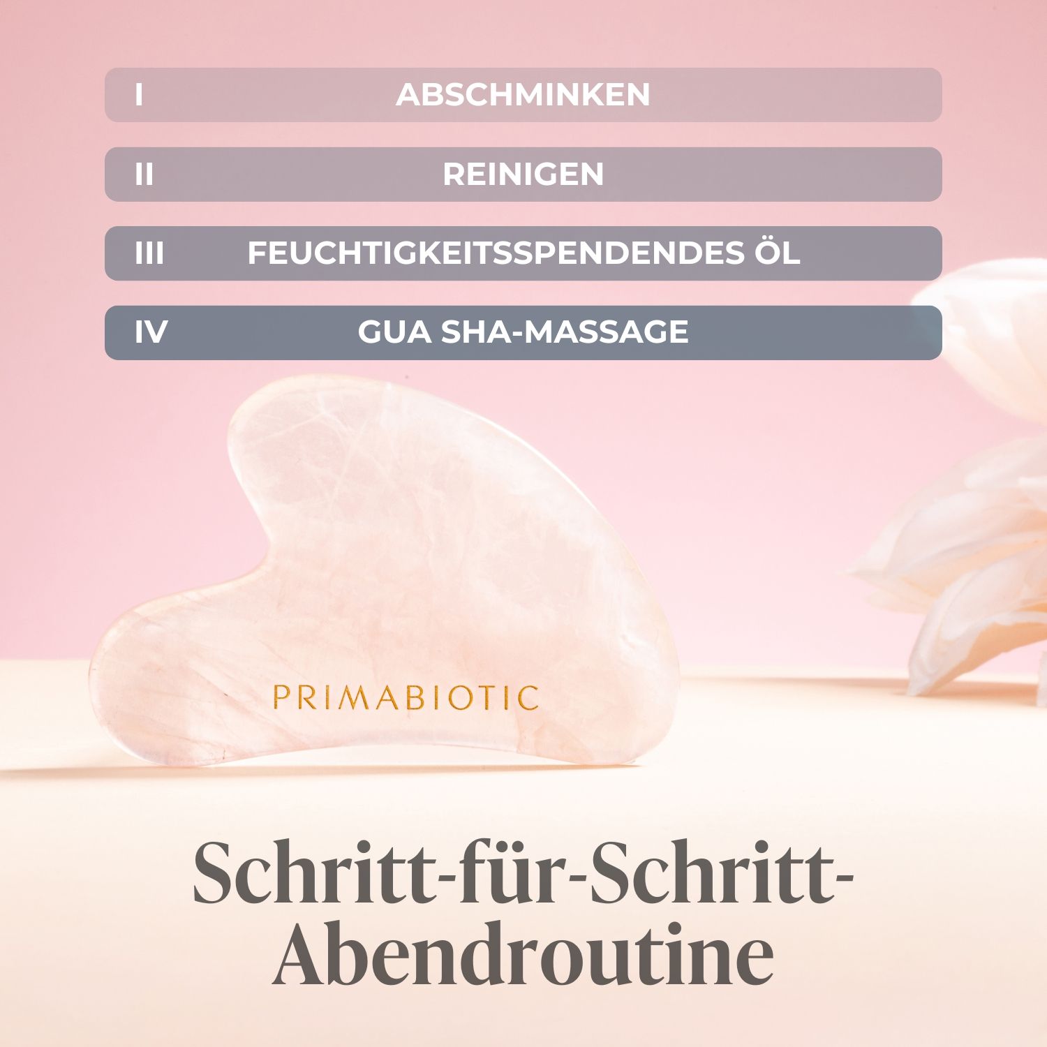 Pietra Gua Sha in quarzo rosa. Testo: Routine serale passo dopo passo. Su sfondo rosa.