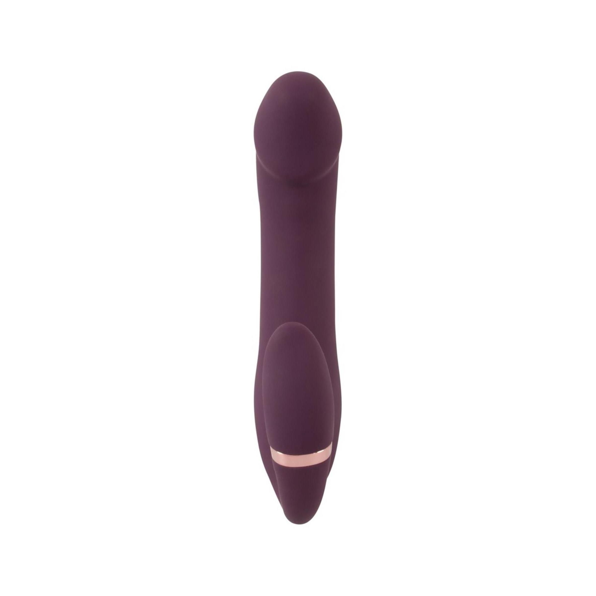 Vibratore viola dritto. Con un accessorio stimolatore e un anello dorato. Su sfondo bianco.