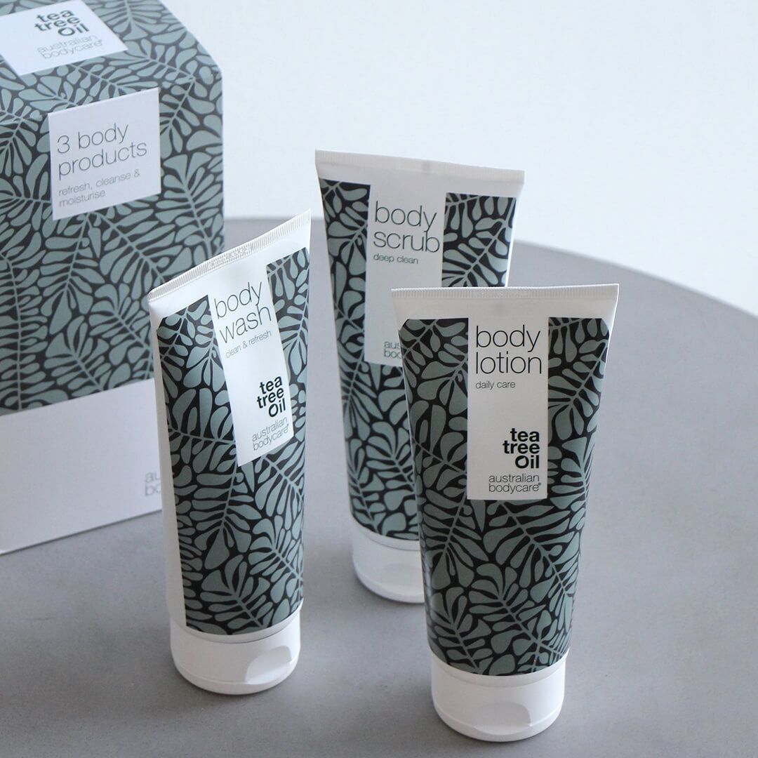 Tre tubi di prodotti per il corpo. Scritte: Body Wash, Body Scrub, Body Lotion. Marchio: Australian Bodycare. Confezione.