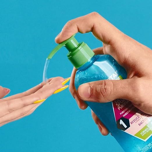 Flacone blu-verde con erogatore verde. Il prodotto viene applicato su una mano. Il gel fuoriesce dal flacone.