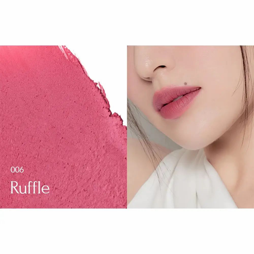 Labbra e campione di colore. Sul campione di colore c'è scritto 006 Ruffle. Le labbra sono visibili accanto.