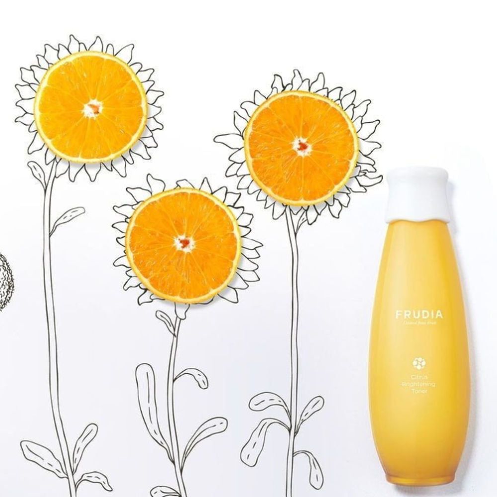 Flacone giallo con tappo bianco. Disegni di fiori d'arancio. Sul flacone è scritto Frudia Citrus Brightening Toner.