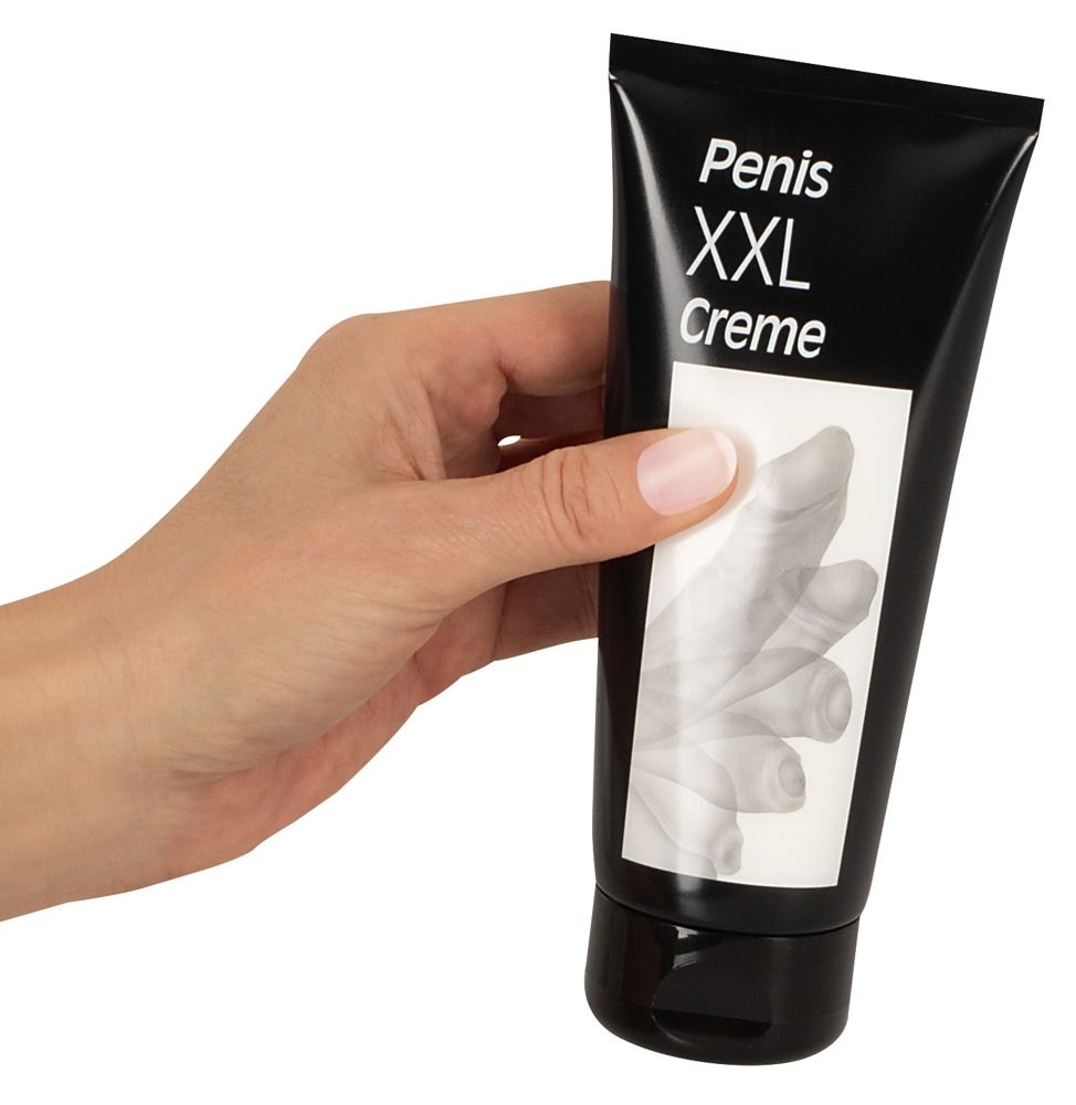 Mano che tiene un tubo nero. Scritta: Penis XXL Creme. Etichetta bianca con illustrazione di pene.