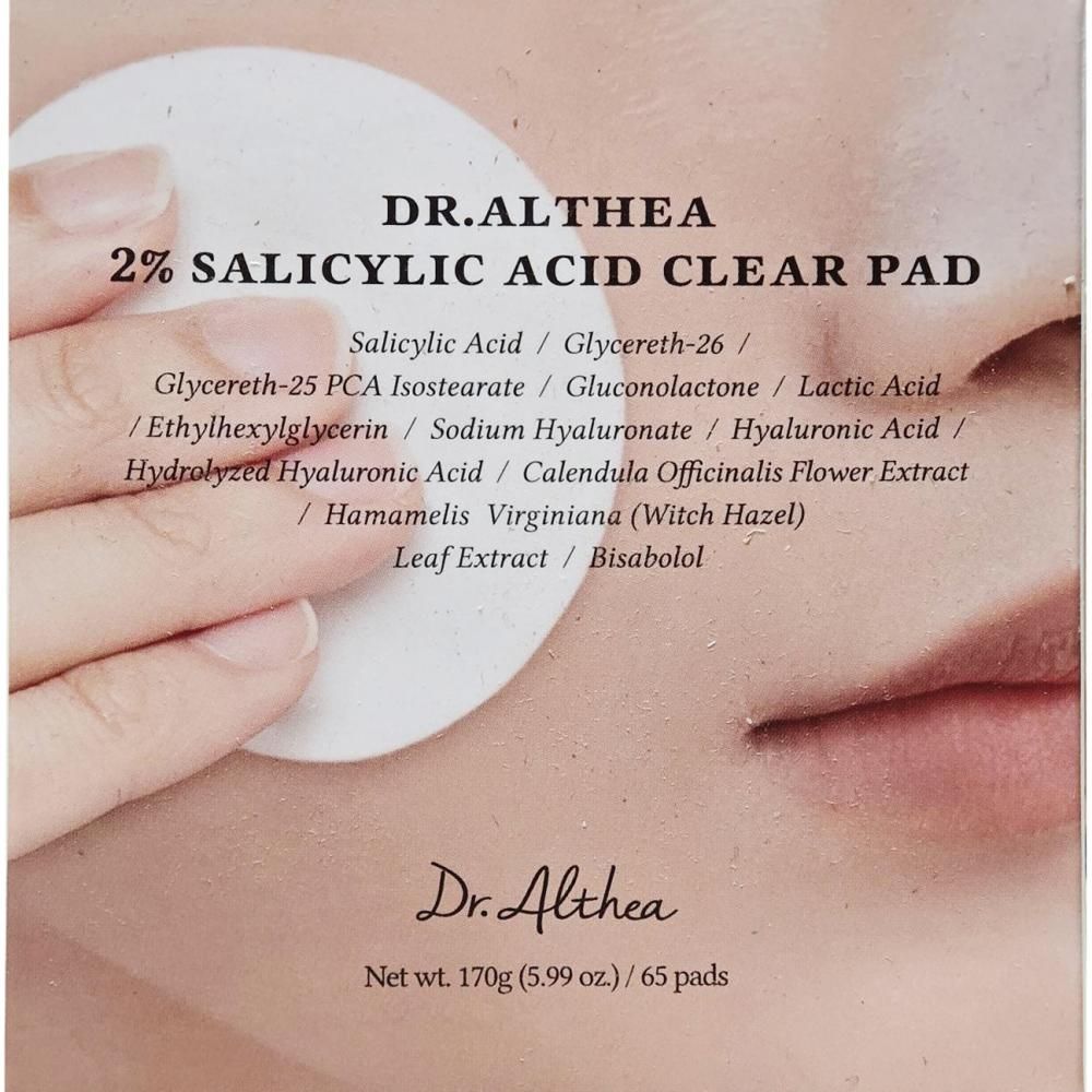 Primo piano di un Dr. Althea 2% Salicylic Acid Clear Pad applicato su un dischetto di cotone da una mano.