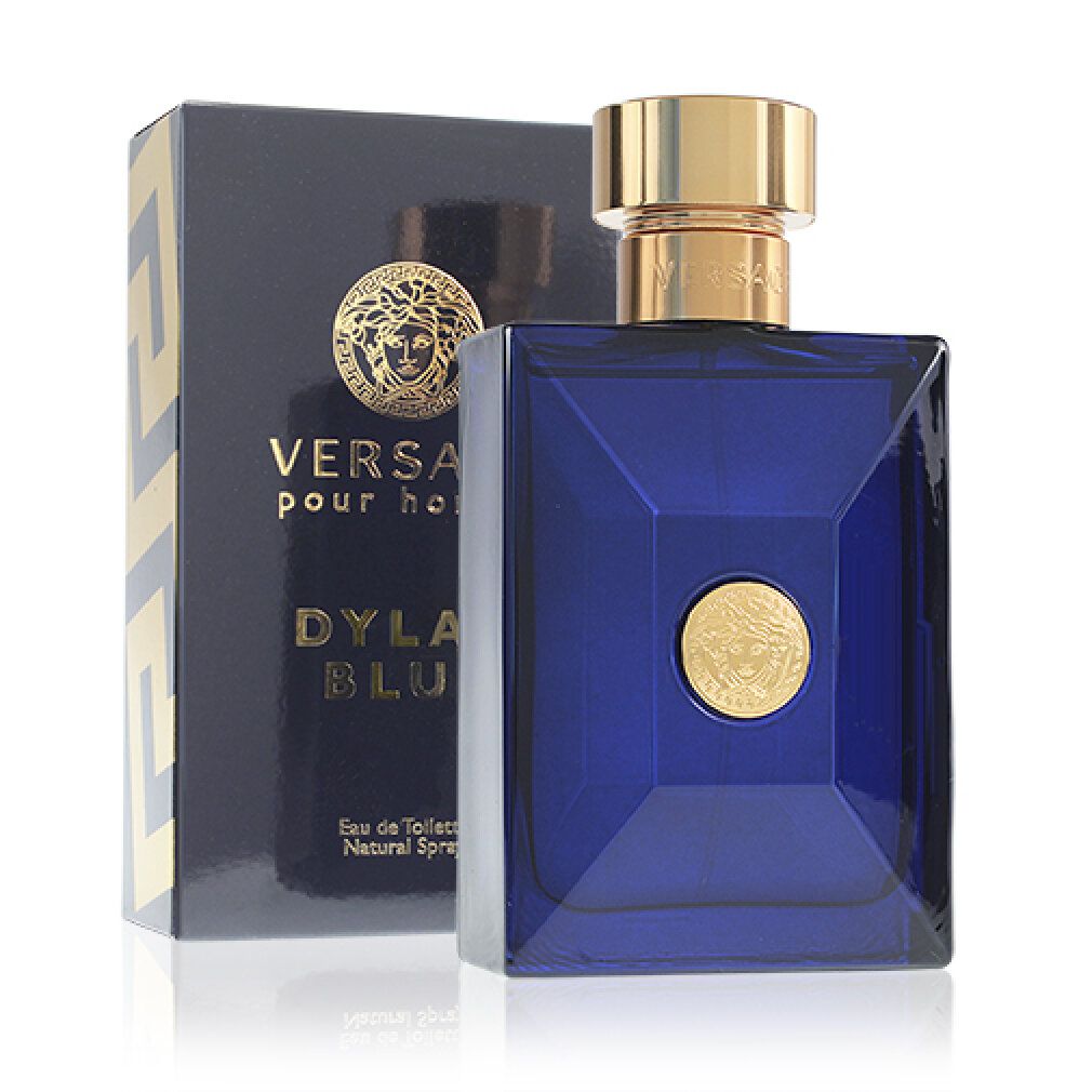 Flacone blu e confezione. Tappo dorato, logo Medusa. Testo: Versace Pour Homme Dylan Blue. 50 ml.