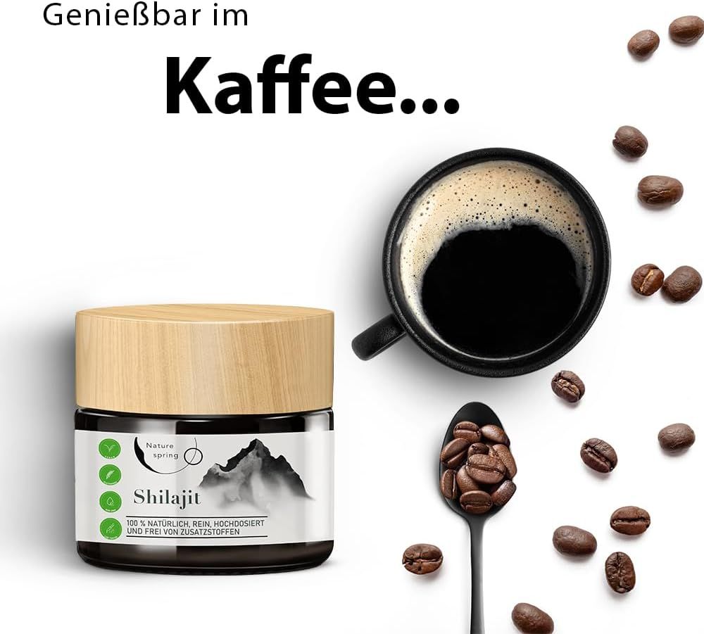 Vasetto di Shilajit con coperchio in legno, accanto a tazza di caffè e chicchi. Cucchiaio con chicchi. Testo: Godibile nel caffè...